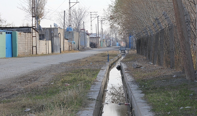 Iğdır'da toprak kanallar betonarme kanallara dönüştürülme projesi devem ediyor