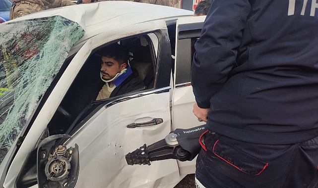 Iğdır'da Trafik Kazası: Sürücü İtfaiye Ekipleri Tarafından Kurtarıldı