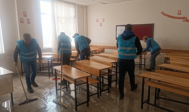 Iğdır’da yükümlüler ara tatilde okul temizliği yaptı