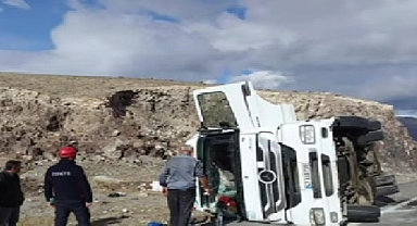 Iğdır’dan hareket eden ip yüklü tır devrildi