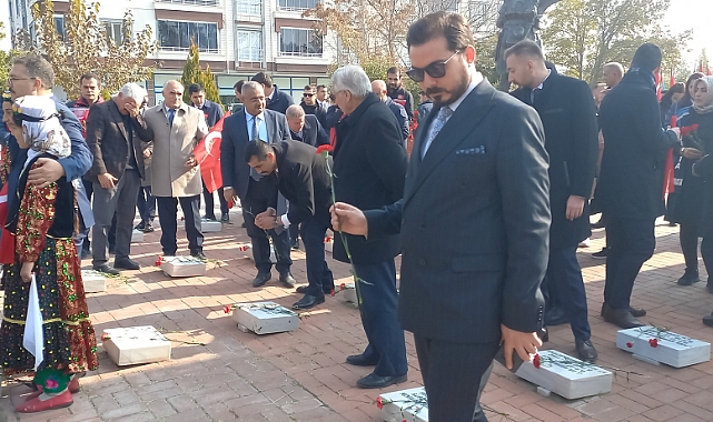 Iğdır’ın Kurtuluşunun 104. Yıldönümünde şehitler anıtına karanfil bırakıldı
