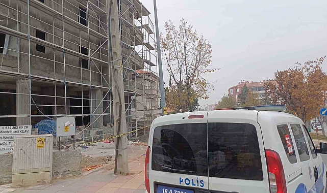 İnşaat işçisi 4'üncü kattan düşerek ağır yaralandı