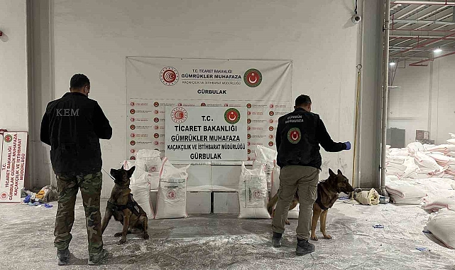 İran'dan Türkiye'ye giriş yapan 3 tırda yapılan denetimlerde 4 buçuk tonu aşkın uyuşturucu ele geçirildi
