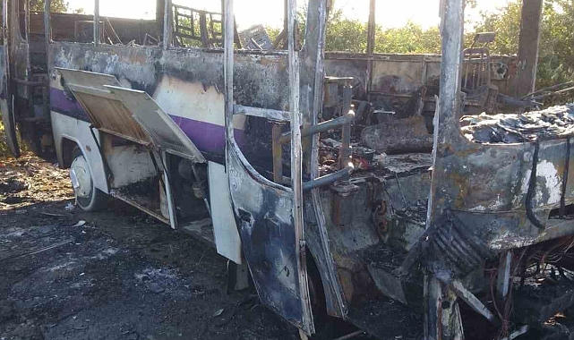 İşçi otobüsü park halindeyken yanarak hurdaya döndü