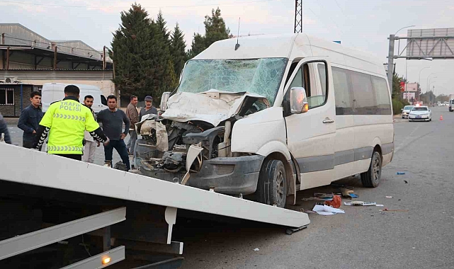 İşçi servisi ile tır çarpıştı12 kişi yaralandı