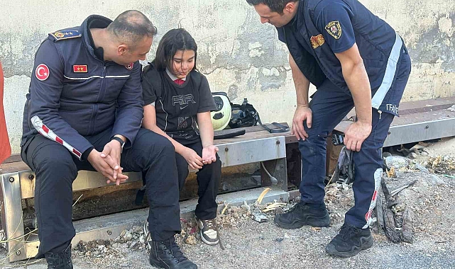 İtfaiye ekiplerinden, yangında kuşları telef olan küçük kıza anlamlı jest
