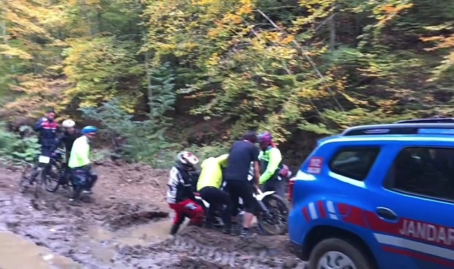 Jandarma, çamura saplanan motosikletlinin imdadına yetişti