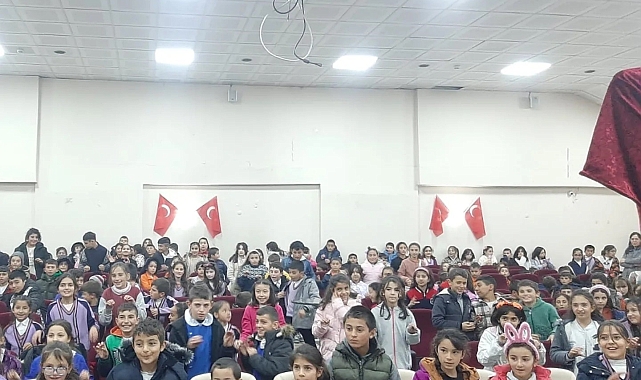 ''Karagöz'' oyunu Çıldır'da öğrencilerle buluştu