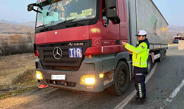 Kars'ta jandarmadan yolcu ve yük taşımacılığı yapan araçlara yönelik güvenlik uygulaması