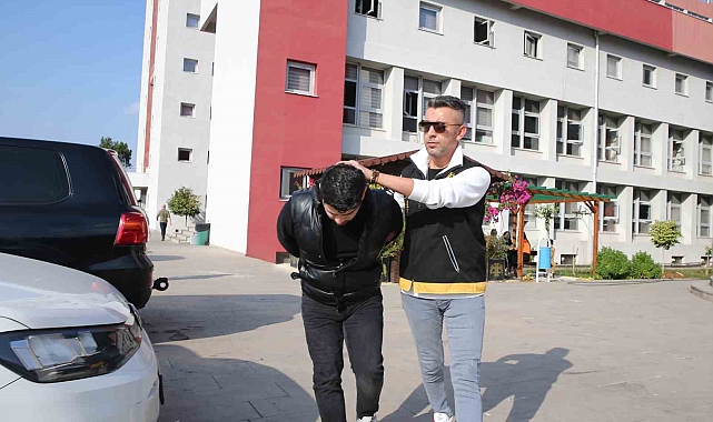 Kendisine dik dik baktığı gerekçesiyle tartıştığı kişiyi meyve bıçağıyla öldürdü