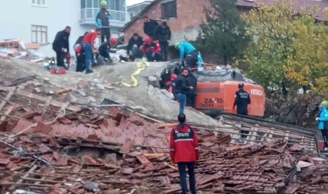 Kepçe operatörünü kurtarma çalışmaları devam ediyor