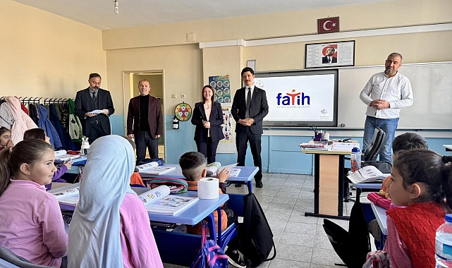 'Kitap Kurdu' olacağız diyen öğrenciler hediyelerini aldı
