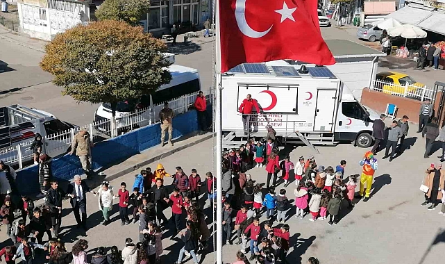 Kızılay Haftası'nda 10 bin öğrenciye iyilik ulaştırıldı