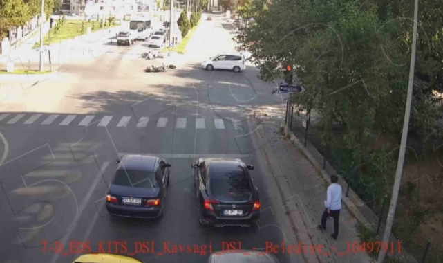 Kütahya'da trafik kazaları saniye saniye kameraya yansıdı