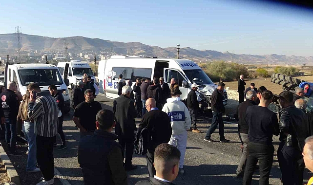 Minibüs ile traktör çarpıştı