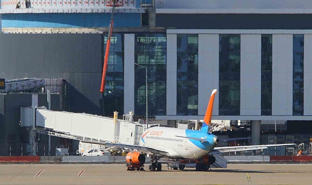Motoru yanan uçak 2'nci Terminal'deki park noktasına alındı