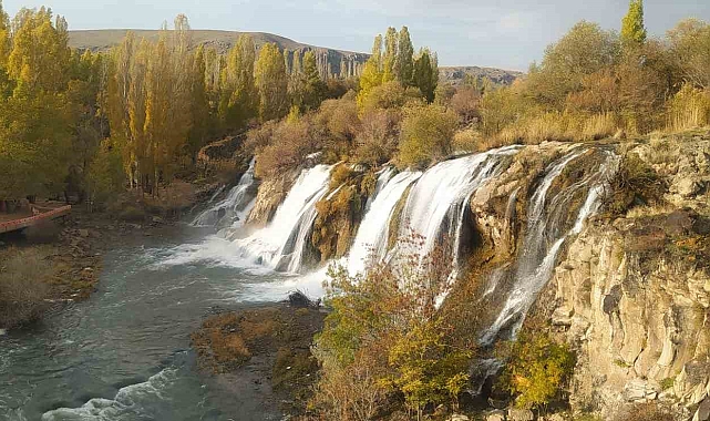 Muradiye Şelalesi, sonbaharda da doğaseverleri ağırlamaya devam ediyor