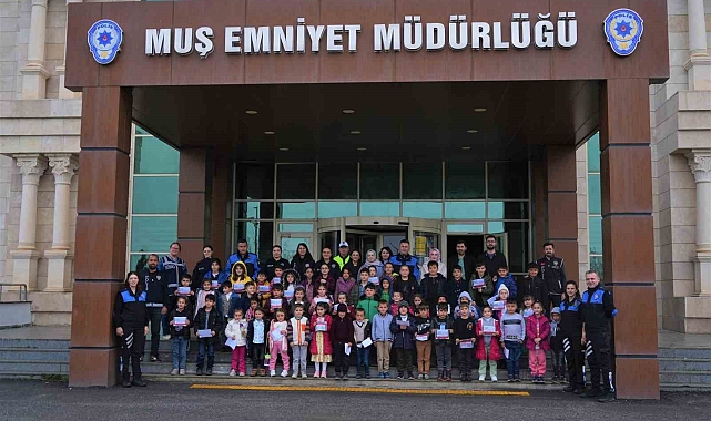 Muş polisi, çocuklara sinema keyfi yaşattı