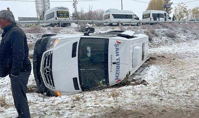 Muş'ta servis minibüsü devrildi