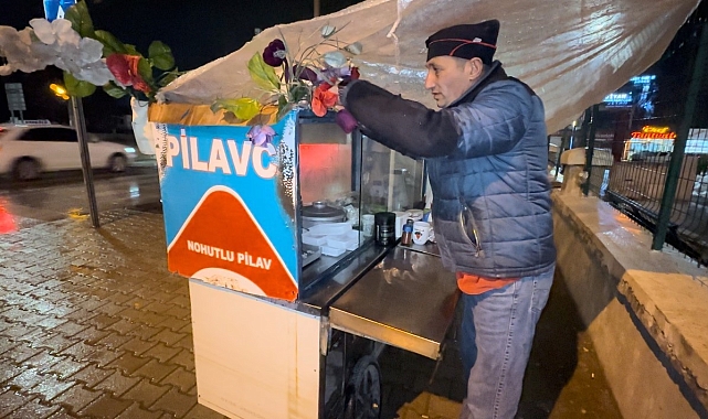 Nohutlu pilav satarak evini geçindiriyor