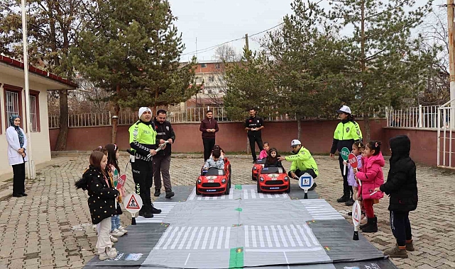 Öğrenciler, yapay pistte trafik kurallarını öğrendi