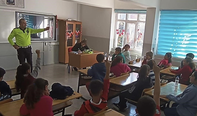 Öğrencilere "yolların kralı olmaz, kuralı olur" mottosuyla trafik eğitimi verildi