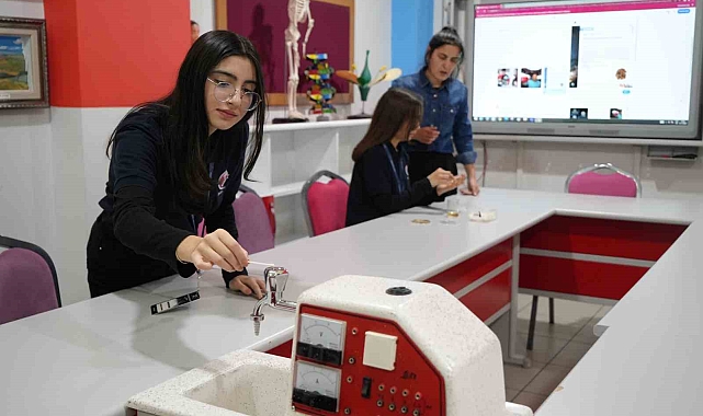 Öğrencilerine ilham kaynağı olan Birsen Geçer, öğrencilerini bilim ile geleceğe hazırlıyor