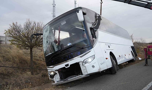 Otobüs yan yattı: 30 kişi yara almadan kurtuldu
