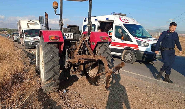 Otomobil ile traktör çarpıştı
