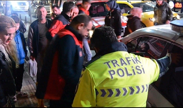 Polis aracının motoruna giren kediyi kurtarmak için trafik polisleri ve itfaiyeciler seferber oldu