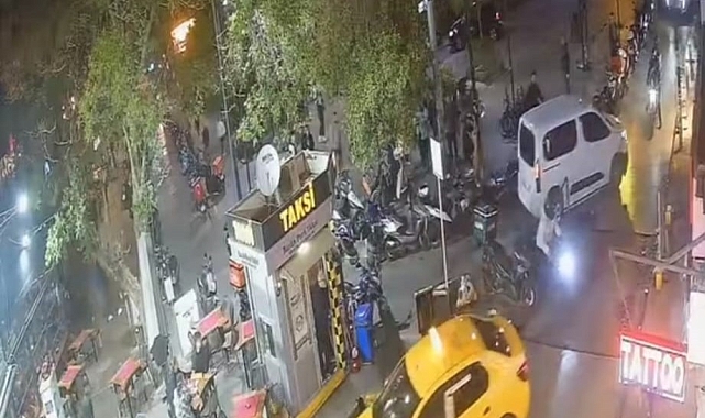 Polis ekiplerinden kaçan bir araç sürücüsü, motosikletleri ezdi geçti