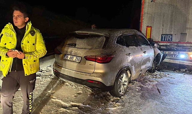 Sarıkamış'ta araçlar yolda mahsur kaldı