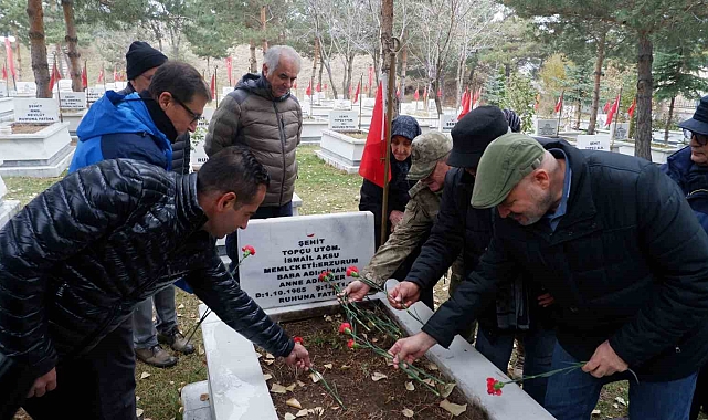 Şehidin silah arkadaşları takvimler 11 Kasım'ı gösterirken Kars Kapı Şehitliği'nde bir kez daha buluştu