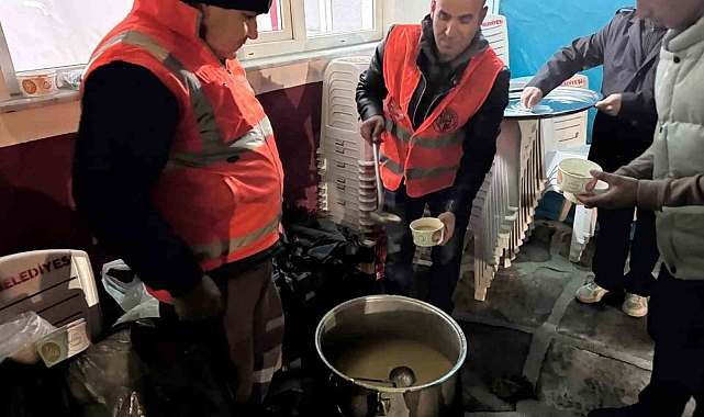 Terminalde mahsur kalan yolculara çorba ve çay ikramı
