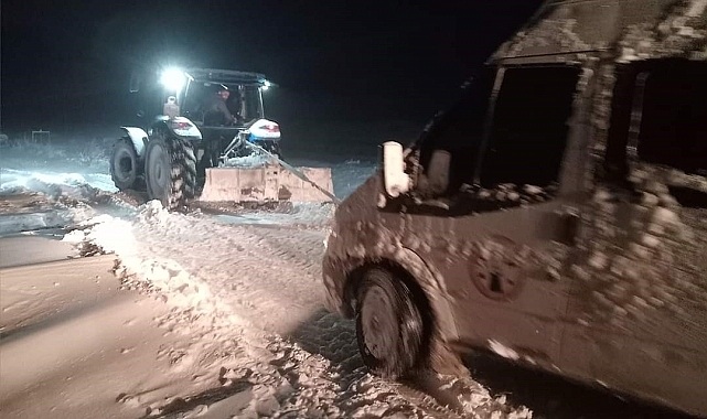 Tipide yollarda mahsur kalan bin 200 kişi kurtarıldı