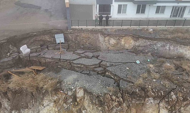 Toprak kayması sonucu 10 katlı bina boşaltıldı