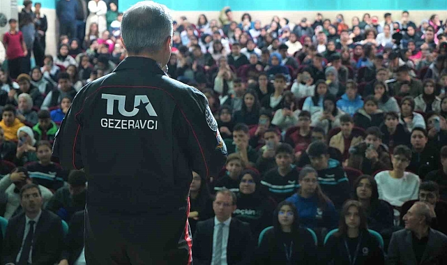 Türkiye'nin ilk astronotu Alper Gezeravcı Muş'ta öğrencilerle buluştu