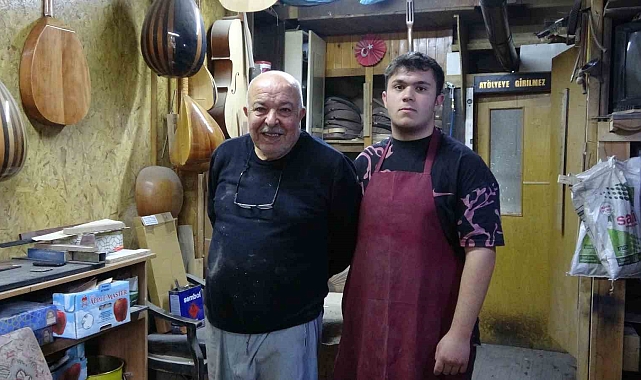 Ud ustası tırnaklarını mesleğine feda etti