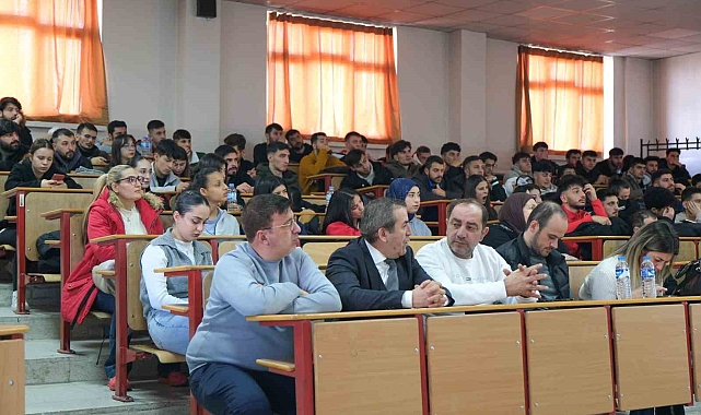 Uzman polisler tarafından Üniversite öğrencilerine siber bilgilendirme