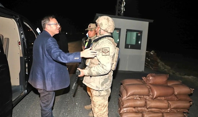 Vali Polat, yol kontrol noktasında görevli jandarma ekipleriyle bir araya geldi