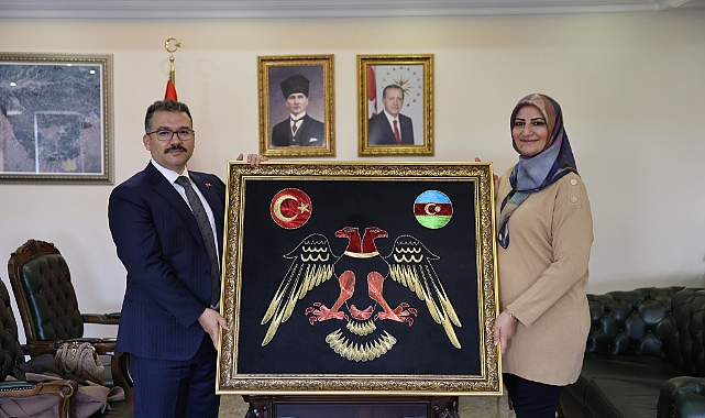 Vali Turan’a Türk ve Azerbaycan bayrakları tablo hediye edildi