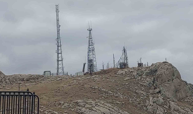 Van'da bir kişi telsiz frekansı onarmak için çıktıkları itfaiye aracının merdiveninden düştü