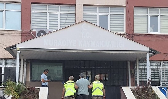 Van'da bir otomobilde yapılan aramada 6 düzensiz göçmen yakalandı