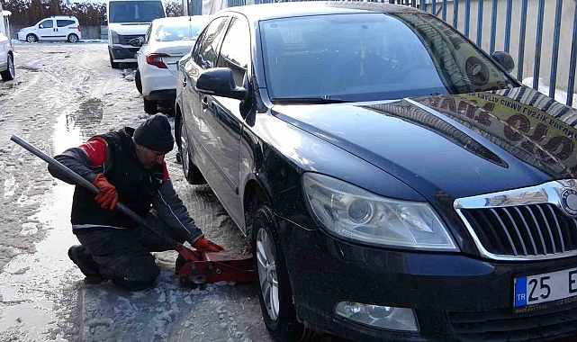 Van'da etkili olan kar yağışı araç sahiplerini harekete geçirdi