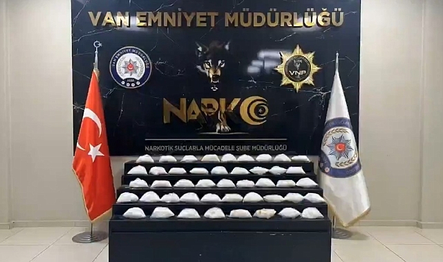 Van'da minibüsün 'zula' diye tabir edilen gizli bölmesinde 24 kilo metamfetamin ele geçirildi
