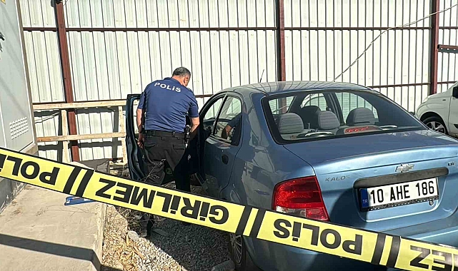 Yaşlı adam park halindeki otomobilde yarı çıplak halde ölü bulundu