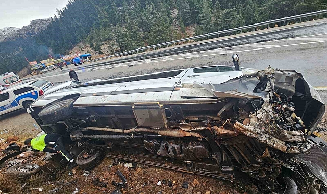Yolcu minibüsü devrildi