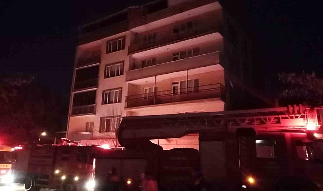 5 katlı apartmanın en üst katında yangın çıktı, 1 aylık bebek zehirlendi