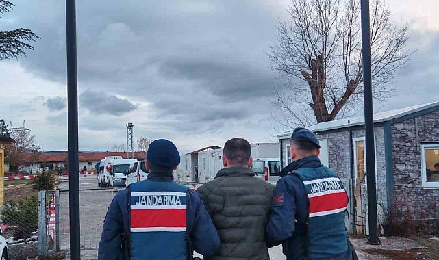 Afyonkarahisar'da Çeşitli Suçlardan Aranan 2 Şahıs Jandarma Tarafından Yakalanarak Cezaevine Teslim Edildi