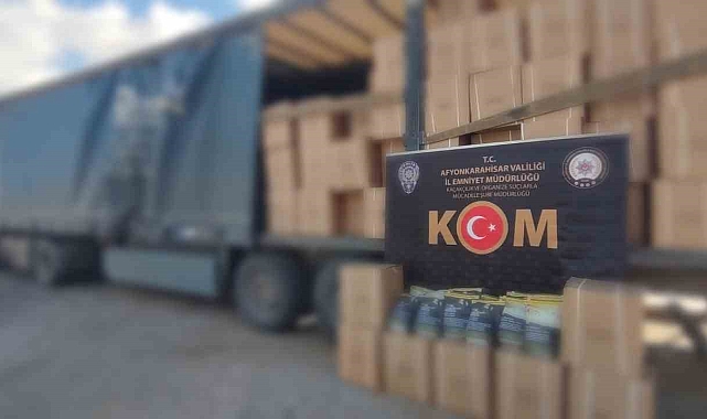 Afyonkarahisar'da, durdurulan tırda tonlarca sahte bandrollü tütün ele geçirildi